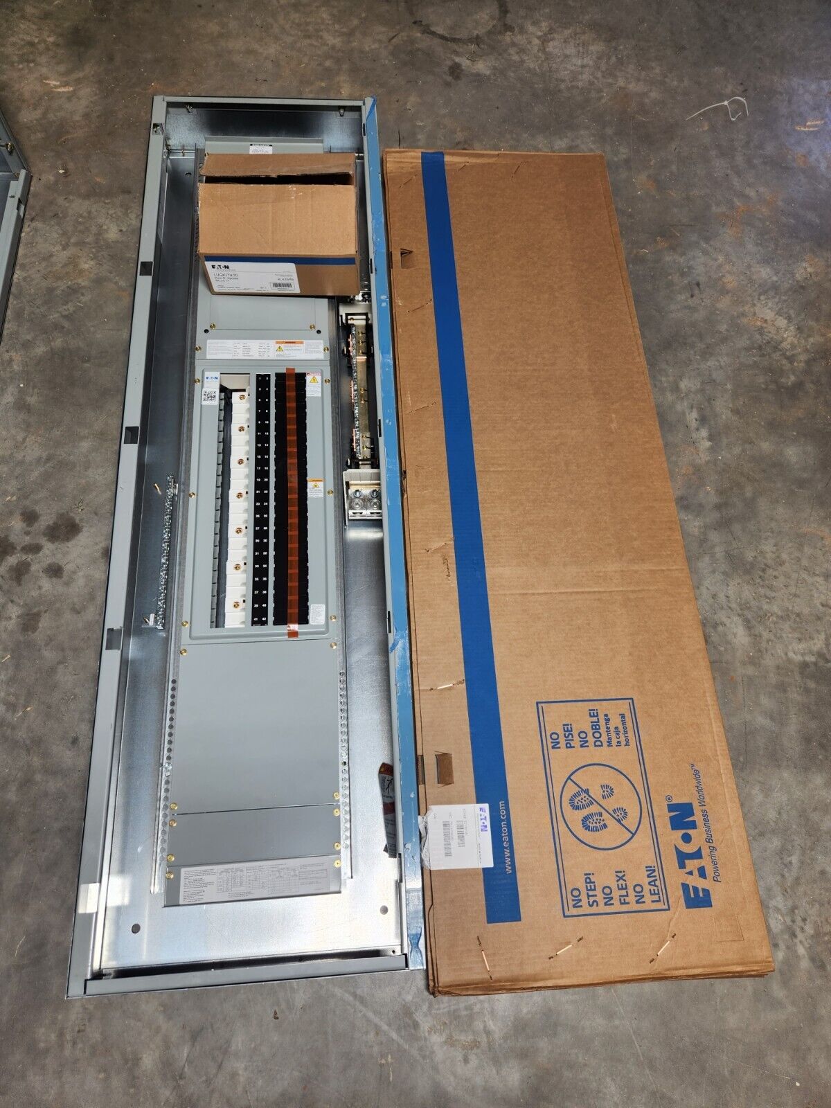 600 AMP PANELBOARD 480V MAIN LUG 42 SPACE 3PHASE 4 WIRE ,COMPLETE PANE ...