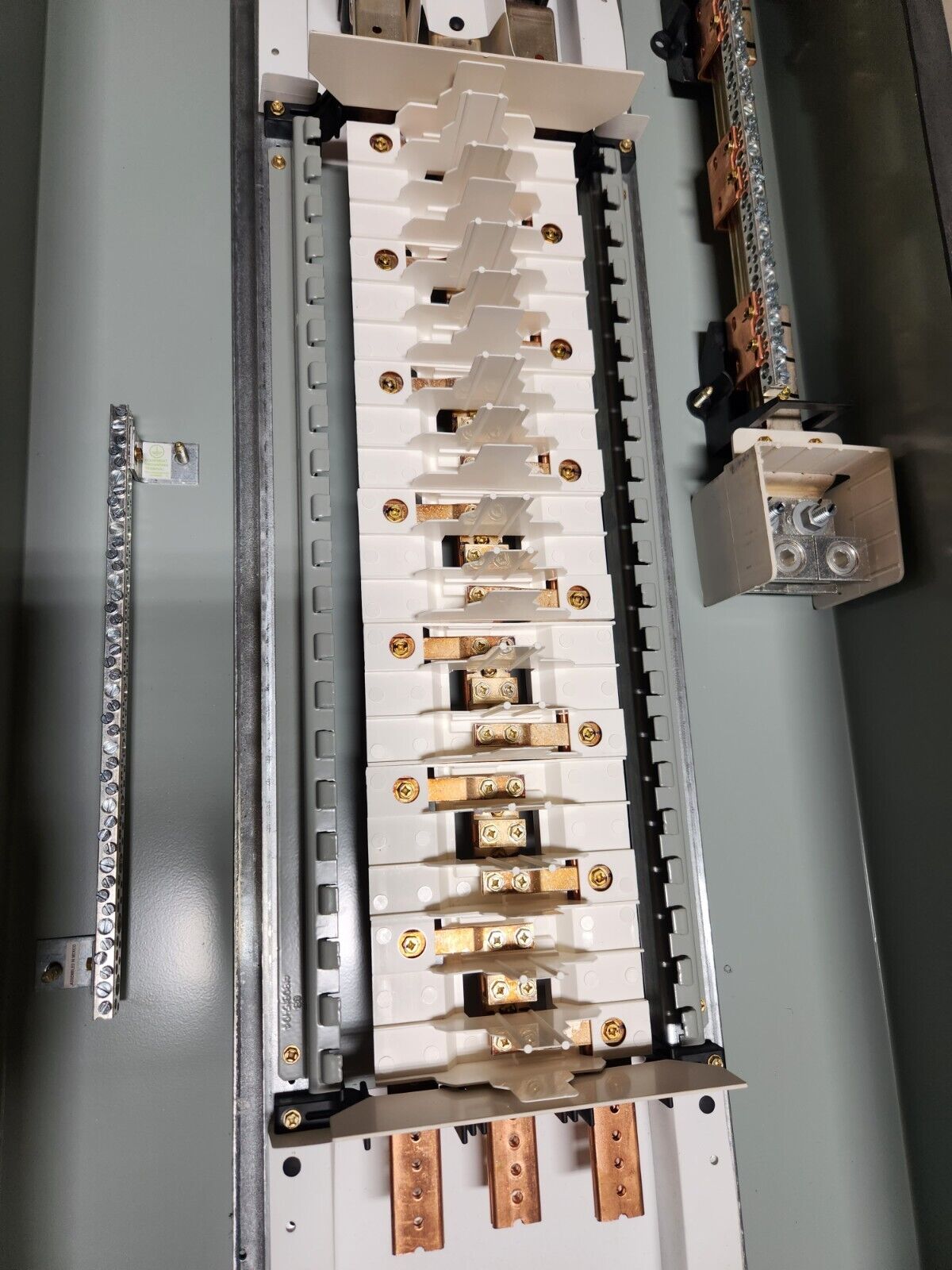 400 AMP Panelboard Main Lug NEMA 3R 480/277V 3PH 4W 42 cir CuBus